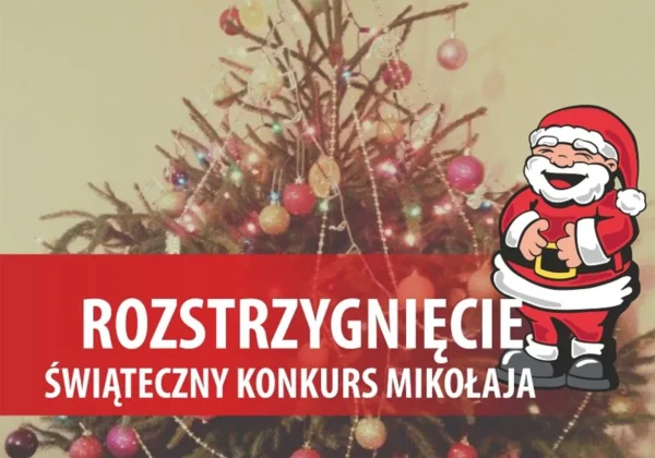 Na zdjęciu widać dekorowaną choinkę z kolorowymi ozdobami oraz napis informujący o rozstrzygnięciu Świątecznego Konkursu Mikołaja.