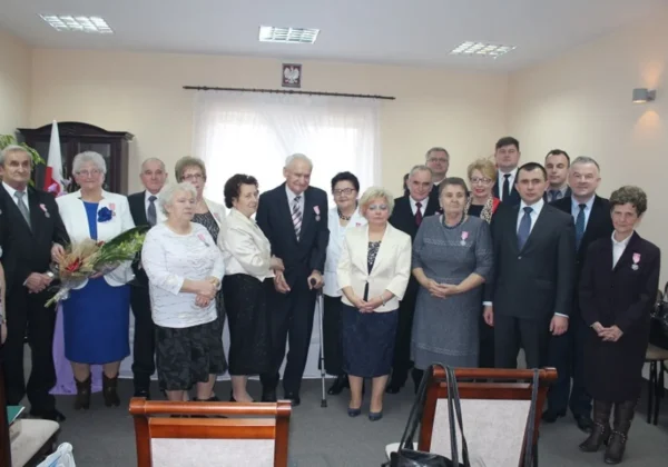 Uroczystość Złotych Godów w Brudzeniu Dużym zgromadziła jubilatów oraz ich bliskich, którzy świętowali wspólne lata życia.