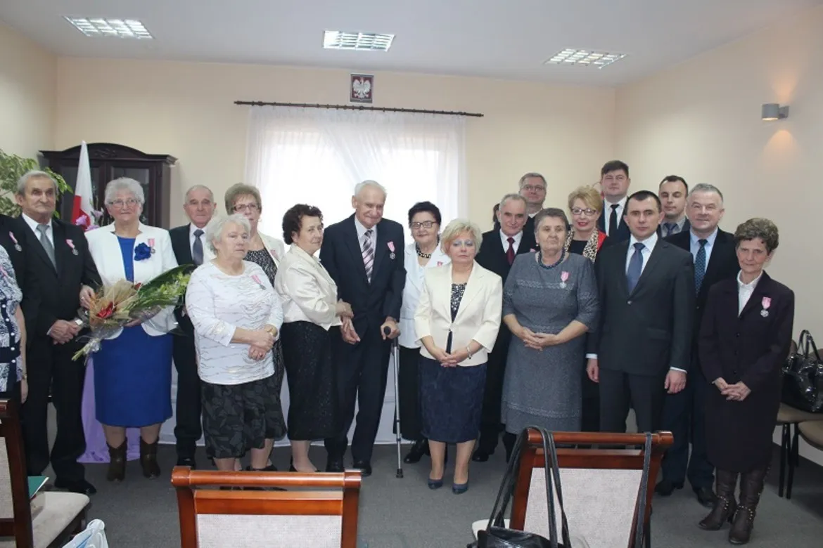Uroczystość Złotych Godów w Brudzeniu Dużym zgromadziła jubilatów oraz ich bliskich, którzy świętowali wspólne lata życia.