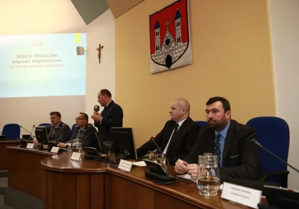 Debata na temat bezpieczeństwa w Płocku i powiecie płockim, z udziałem przedstawicieli władz i służb mundurowych.