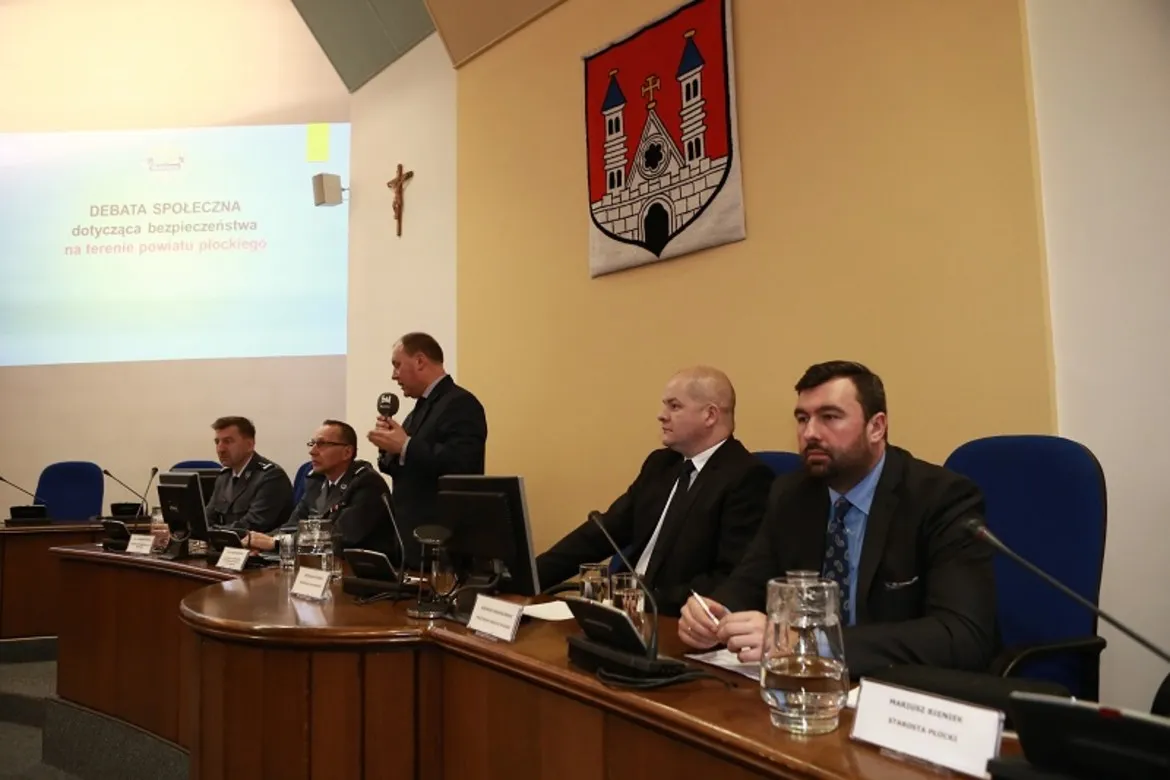 Debata na temat bezpieczeństwa w Płocku i powiecie płockim, z udziałem przedstawicieli władz i służb mundurowych.