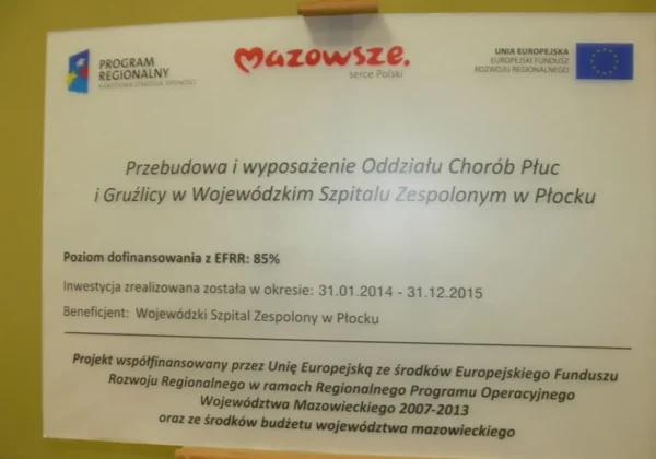 Tablica informacyjna dotycząca przebudowy i wyposażenia Oddziału Chorób Płuc i Gruźlicy w Wojewódzkim Szpitalu Zespolonym w Płocku.