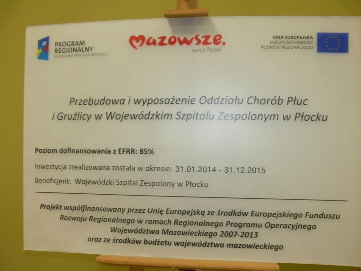 Tablica informacyjna dotycząca przebudowy i wyposażenia Oddziału Chorób Płuc i Gruźlicy w Wojewódzkim Szpitalu Zespolonym w Płocku.