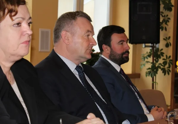 Na zdjęciu przedstawiono uczestników wyjazdowego posiedzenia Zarządu Powiatu w Płocku, siedzących przy stole.