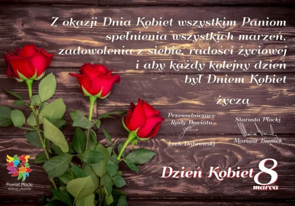 Trzy czerwone róże leżą na ciemnym drewnianym tle, obok tekst z okazji Dnia Kobiet i podpisy władz Powiatu Płockiego oraz logo.