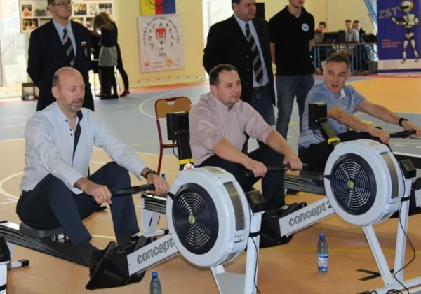 Uczestnicy rywalizują na ergometrze wioślarskim podczas XXIV „Płockie Ergowiosła” – Memoriału Kazimierza Młynarkiewicza.