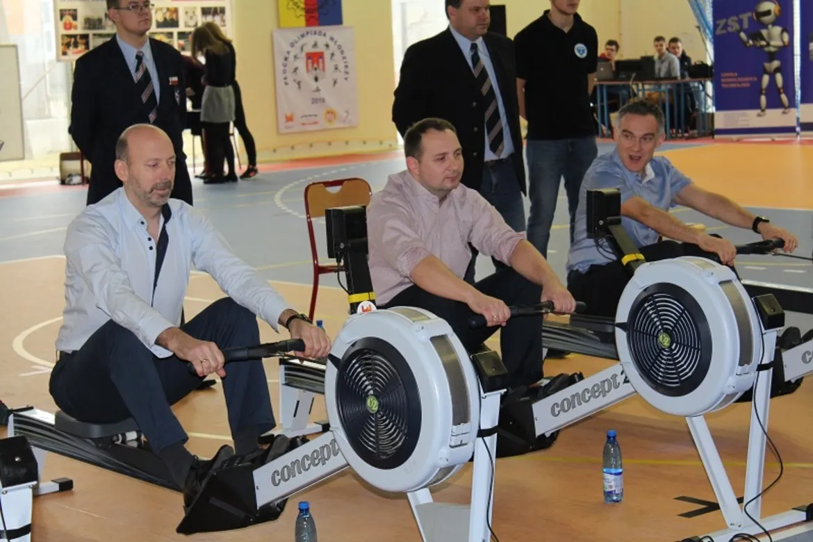 Uczestnicy rywalizują na ergometrze wioślarskim podczas XXIV „Płockie Ergowiosła” – Memoriału Kazimierza Młynarkiewicza.