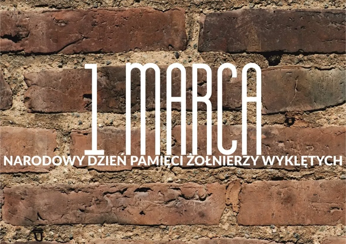 Zdjęcie przedstawia zbliżenie na ceglaną ścianę z napisem „1 MARCA” oraz „NARODOWY DZIEŃ PAMIĘCI ŻOŁNIERZY WYKLĘTYCH”.