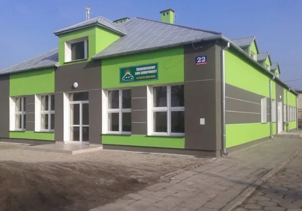Budynek Środowiskowego Domu Samopomocy w Starych Święcicach, wyróżniający się zielono-szaro-żółtą elewacją, został niedawno otwarty.
