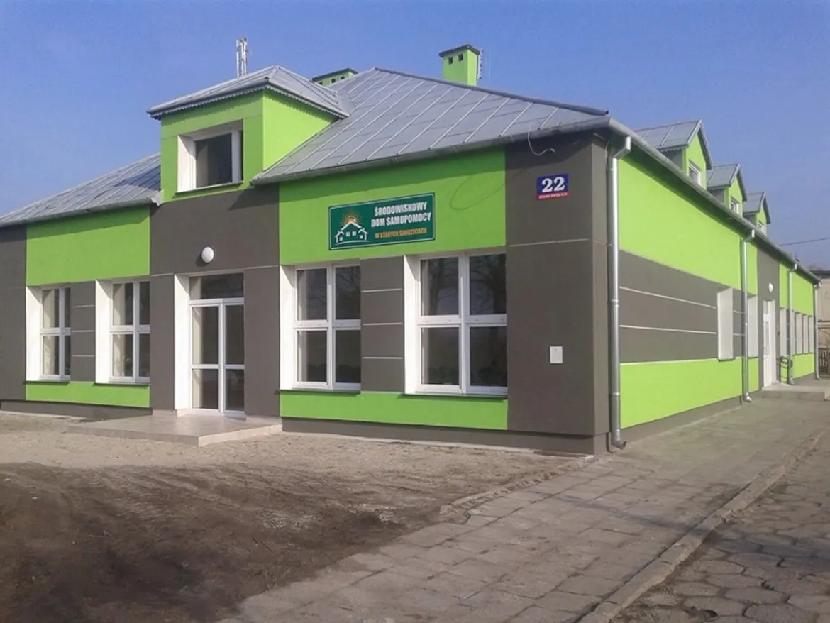 Budynek Środowiskowego Domu Samopomocy w Starych Święcicach, wyróżniający się zielono-szaro-żółtą elewacją, został niedawno otwarty.