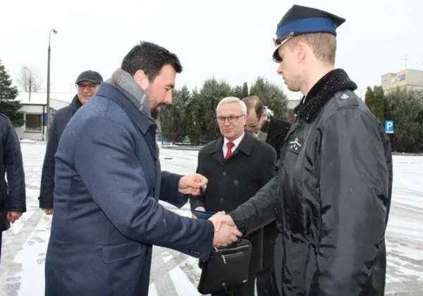 Uroczystość przekazania kluczyków do samochodów dla OSP Bolino, Grodkowo i Mała Wieś, odbywająca się na zewnątrz w zimowej scenerii.
