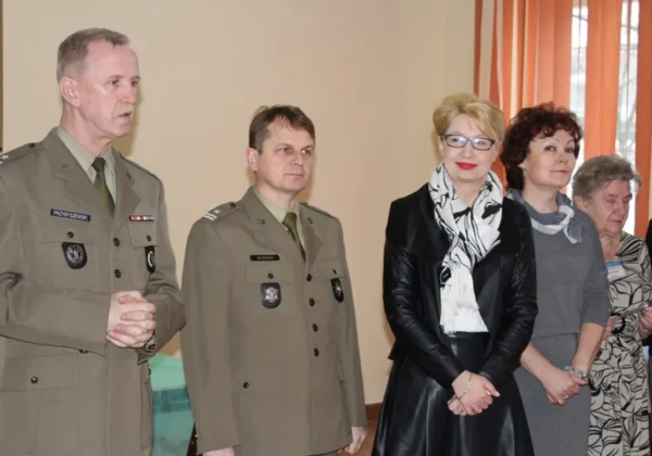 Na zdjęciu grupa osób, w tym żołnierze i przedstawiciele władz lokalnych, uczestniczy w inauguracji kwalifikacji wojskowej w powiecie płockim.