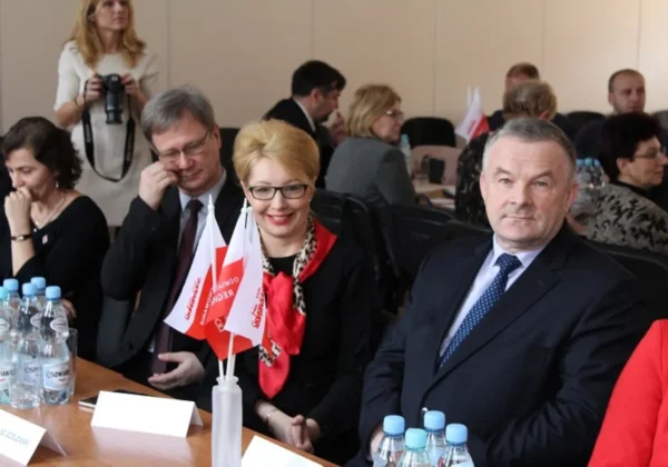 Zebranie Delegatów Sekcji Oświaty i Wychowania NSZZ „Solidarność” Regionu Płockiego z uczestnikami siedzącymi przy stole.