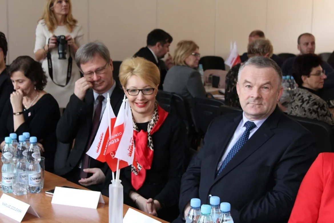 Zebranie Delegatów Sekcji Oświaty i Wychowania NSZZ „Solidarność” Regionu Płockiego z uczestnikami siedzącymi przy stole.