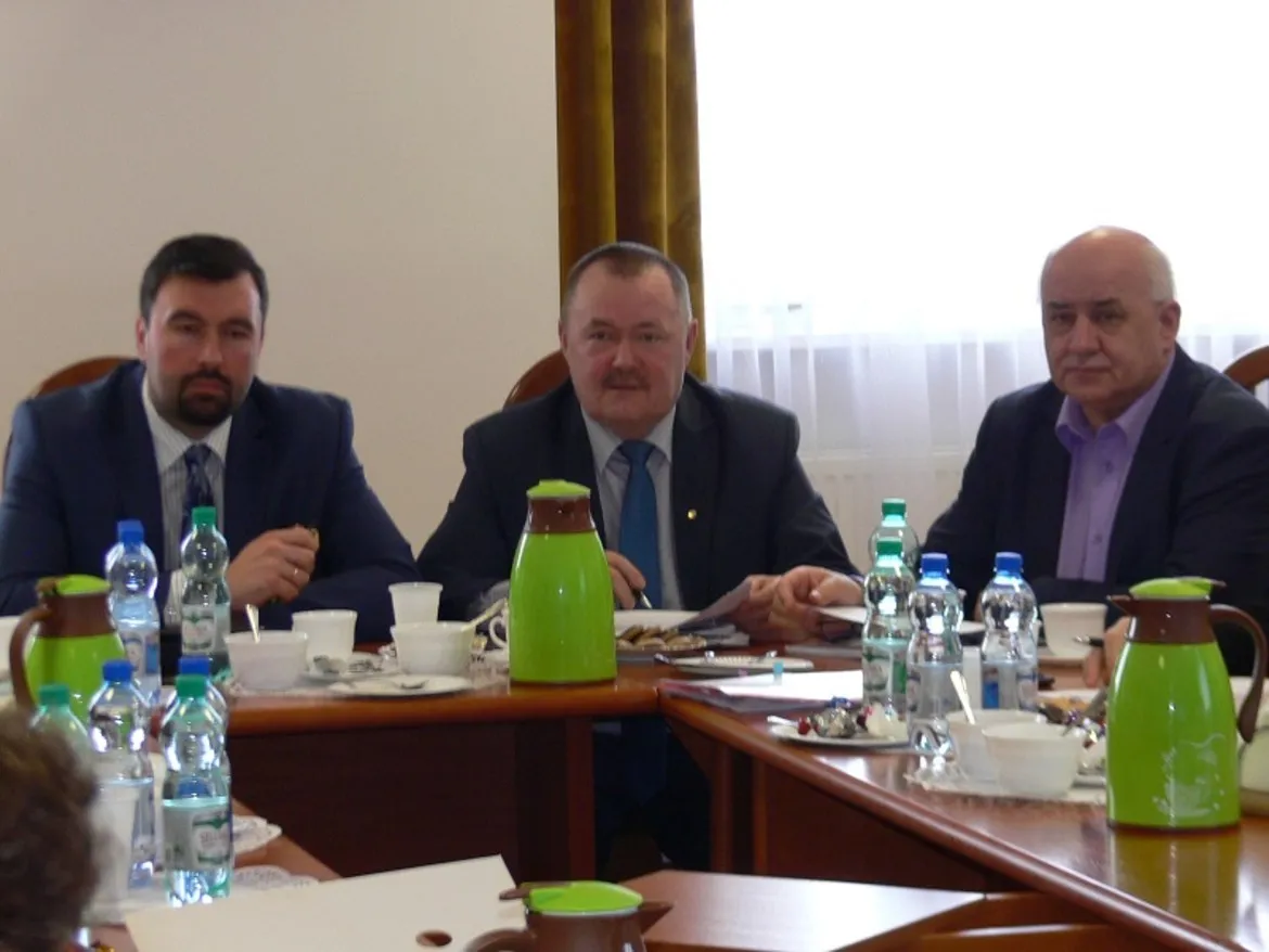 Na zdjęciu przedstawiono członków Zarządu Powiatu w Płocku podczas posiedzenia przy stole wypełnionym napojami i naczyniami.