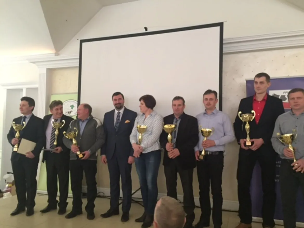 Podczas spotkania z Hodowcami Bydła i Producentami Mleka z terenu powiatu płockiego, uczestnicy stoją na scenie z pucharami w rękach.