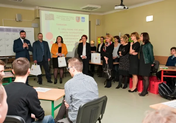 Zdjęcie przedstawia uczestników VI edycji Powiatowego Konkursu Wiedzy o Francji, Niemczech, Rosji i Wielkiej Brytanii, którzy przygotowują się do prezentacji oraz wręczenia nagród.