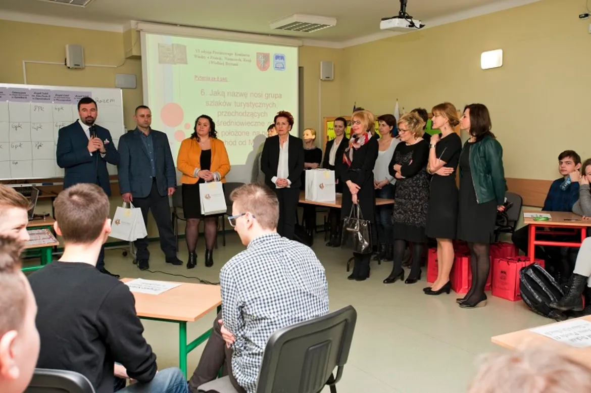 Zdjęcie przedstawia uczestników VI edycji Powiatowego Konkursu Wiedzy o Francji, Niemczech, Rosji i Wielkiej Brytanii, którzy przygotowują się do prezentacji oraz wręczenia nagród.