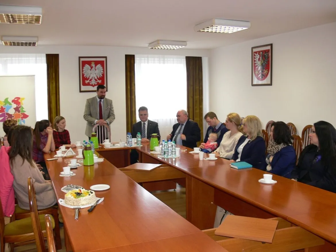 Spotkanie w sali konferencyjnej, podczas którego wręczane są odznaczenia dla wolontariuszy WOŚP z powiatu płockiego.