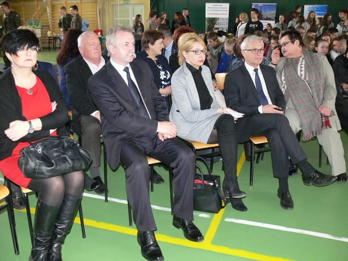 Na zdjęciu grupa osób siedzi na krzesłach podczas X Targów Edukacji i Pracy w Małej Wsi.