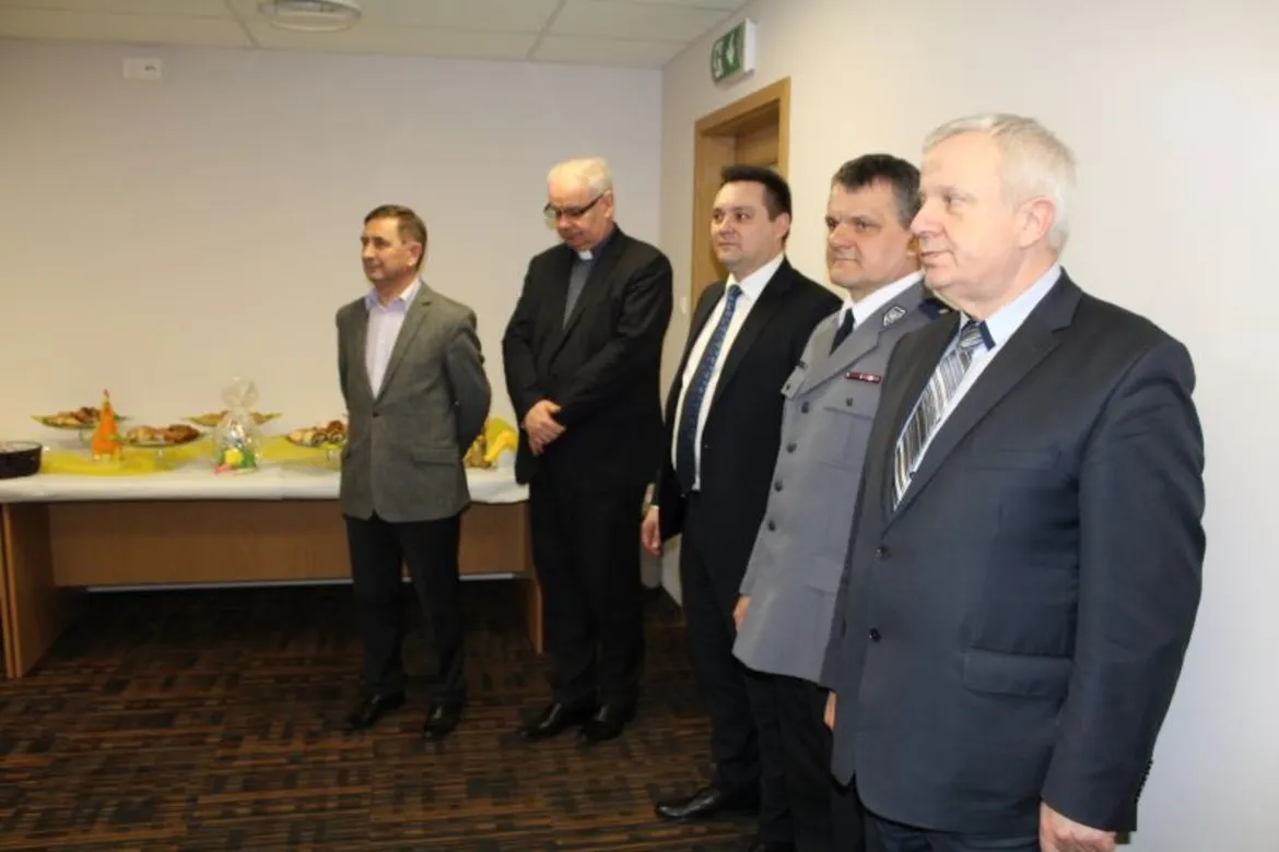 Uroczyste spotkanie z okazji Świąt Wielkanocnych w Komendzie Miejskiej Policji w Płocku, z obecnymi przedstawicielami lokalnych władz oraz policji.