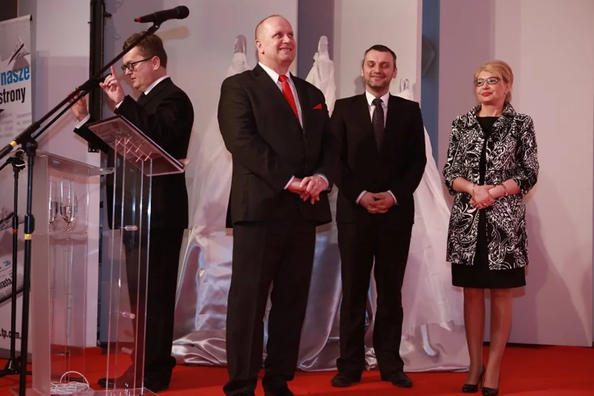 Na zdjęciu przedstawiono grupę ludzi stojących na scenie podczas rozstrzygania konkursu „Z Tumskiego Wzgórza”, z wyraźnymi oznakami ceremonii i uśmiechami na twarzach.