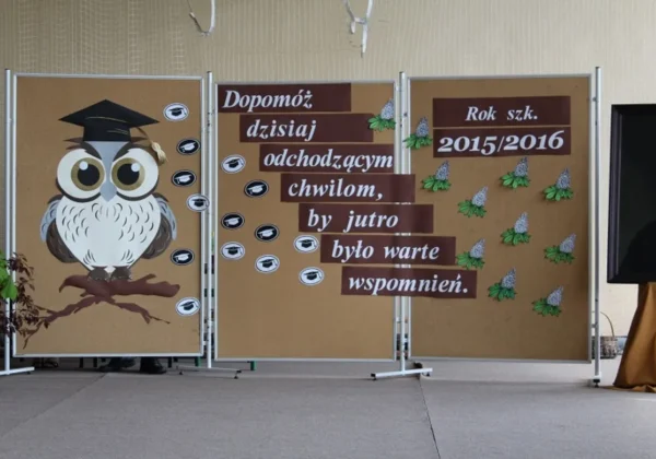 Dekoracyjne tablice na uroczystość wręczenia świadectw w Zespole Szkół im. Stanisława Staszica w Gąbinie, z dużą ilustracją sowy w czapce akademickiej, napisem o wspomnieniach i rokiem 2015/2016.