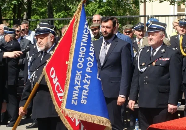 Uroczystość nadania sztandaru Oddziałowi Powiatowemu ZOSP RP w Płocku podczas 90-lecia OSP Proboszczewice, z udziałem strażaków w mundurach i gości oraz flagą Związku Ochotniczych Straży Pożarnych.