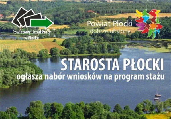Duży, kolorowy banner nad jeziorem z napisem „STAROSTA PŁOCKI ogłasza nabór wniosków na program stażu” oraz logo Powiatowego Urzędu Pracy w Płocku.