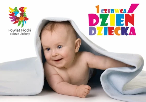 Uśmiechnięte niemowlę leży pod białym kocykiem; po lewej widoczne logo Powiatu Płockiego, po prawej kolorowy napis „1 czerwca Dzień Dziecka”.