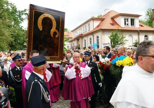 Uroczysta procesja zakończenia nawiedzenia obrazu Matki Bożej Jasnogórskiej w diecezji płockiej, podczas której kapłani niosą ikonę Matki Bożej przed zgromadzonymi wiernymi.