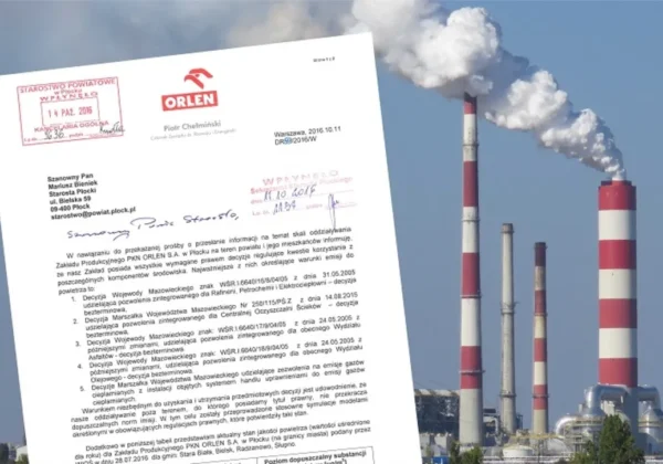 List z logiem ORLEN na tle zakładu przemysłowego z wysokimi kominami emitującymi dym.