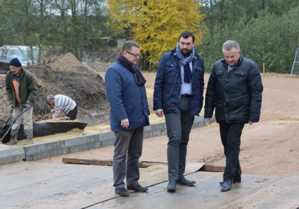 Czterech mężczyzn w kurtkach stoi na placu budowy przy przebudowie mostu w Dziarnowie, która jest praktycznie na finiszu.