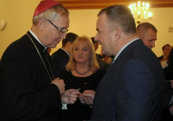 Przewodniczący Rady Powiatu rozmawia z duchownym podczas wigilii płockiej Solidarności.