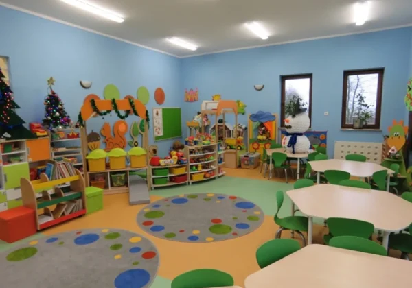 Kolorowa, nowoczesna sala zabaw w nowo otwartym budynku Samorządowego Przedszkola w Bielsku, wypełniona zabawkami, meblami dla dzieci i kolorowymi dekoracjami.
