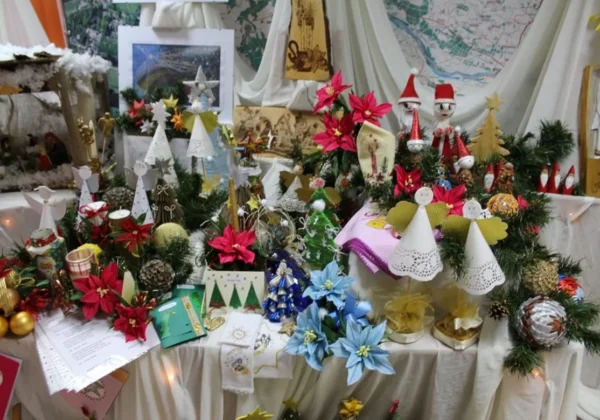 Kolekcja pięknych, ręcznie wykonanych bożonarodzeniowych szopek i ozdób na stoisku w Starostwie Powiatowym.