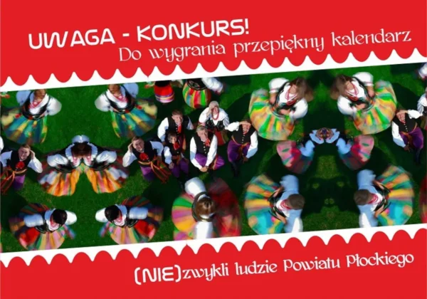 Grupa osób w kolorowych strojach ludowych tańczy na zielonej trawie, widok z góry, pod czerwonym banerem reklamującym konkurs na kalendarz.
