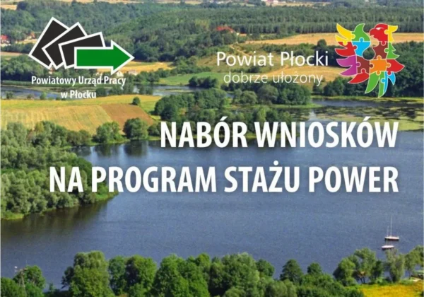 Baner informacyjny Powiatowego Urzędu Pracy w Płocku z napisem Nabór wniosków na program stażu POWER, widok na jezioro i zielone tereny w tle.