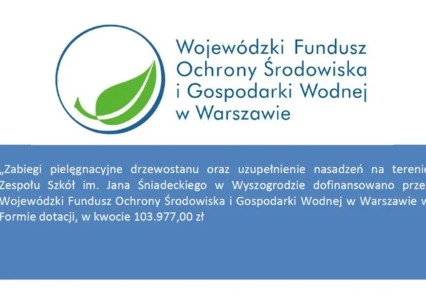 Logo Wojewódzkiego Funduszu Ochrony Środowiska i Gospodarki Wodnej w Warszawie oraz niebieski baner z informacją o dofinansowaniu zabiegów pielęgnacyjnych drzewostanu i uzupełnieniu nasadzeń na terenie Zespołu Szkół im. Jana Śniadeckiego w Wyszogrodzie w wysokości 103 977,00 zł.