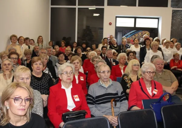 Duża grupa seniorów zgromadzona w sali podczas inauguracji Centrum Aktywności Seniora.