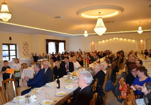 Duża sala bankietowa wypełniona gośćmi różnych pokoleń siedzącymi przy długich stołach, podczas XVIII spotkania pokoleń w gminie Słubice.