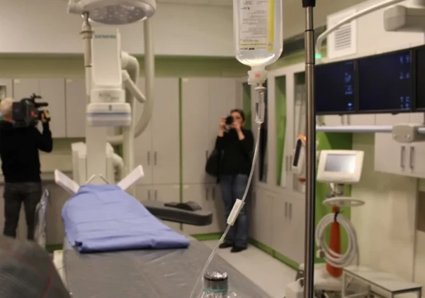 Nowy angiograf w Pracowni Hemodynamicznej Wojewódzkiego Szpitala Zespolonego w Płocku, na sali zabiegowej z leżanką i sprzętem medycznym.