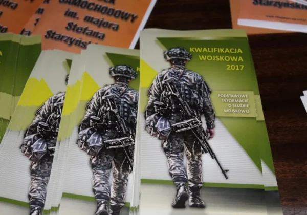Okładka broszury pt. „Kwalifikacja wojskowa 2017” przedstawiająca żołnierza w pełnym umundurowaniu z plecakiem i karabinem widzianego od tyłu.