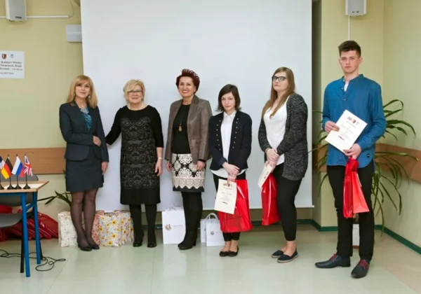 Grupa uczestników i organizatorów stoi na sali podczas wręczania nagród w VII edycji Powiatowego Konkursu Wiedzy o Francji, Niemczech, Rosji i Wielkiej Brytanii.