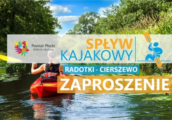 Osoba płynąca kajakiem po rzece otoczonej zielenią, na tle dużego baneru promującego Spływ Kajakowy Radotki-Cierszewo i zaproszenie.