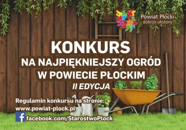 Plakat informujący o II edycji konkursu na najpiękniejszy ogród w Powiecie Płockim, z drewnianą palisadą w tle, taczką ogrodniczą i kwiatami na zielonej trawie.
