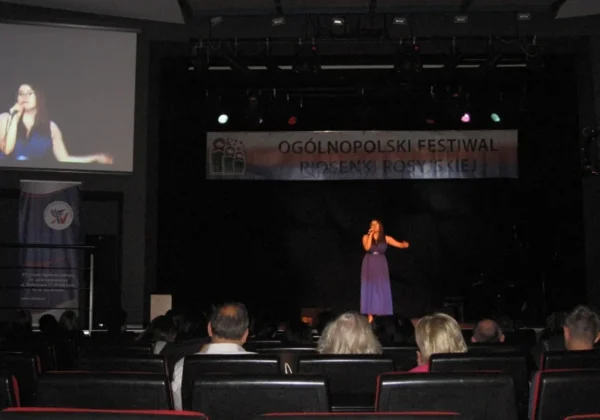 Joanna Róg śpiewa na scenie podczas finału VI Ogólnopolskiego Festiwalu Piosenki Rosyjskiej w Łodzi.