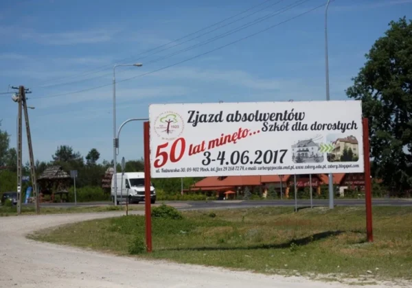 Billboard reklamowy stojący przy drodze informujący o jubileuszu 50-lecia Szkół dla Dorosłych w Zespole Szkół im. Leokadii Bergerowej w Płocku, zaplanowanym na 3-4.06.2017.