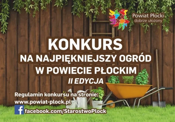 Baner informujący o II edycji konkursu na najpiękniejszy ogród w Powiecie Płockim, z logiem Powiatu Płockiego i narzędziami ogrodniczymi na tle drewnianej ścianki.