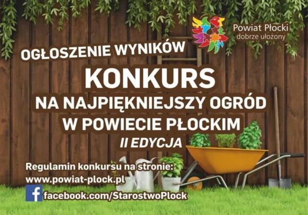 Plakat informujący o ogłoszeniu wyników konkursu na najpiękniejszy ogród w Powiecie Płockim, II edycja, wyeksponowany na tle drewnianego płotu z narzędziami ogrodniczymi, żółtą taczką i zielonymi roślinami.